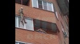 Омич опасно спускался на веревке с 7-го этажа, но его побили палкой с балкона