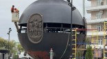 В центре Омска завершают монтаж нового шара «Держава»