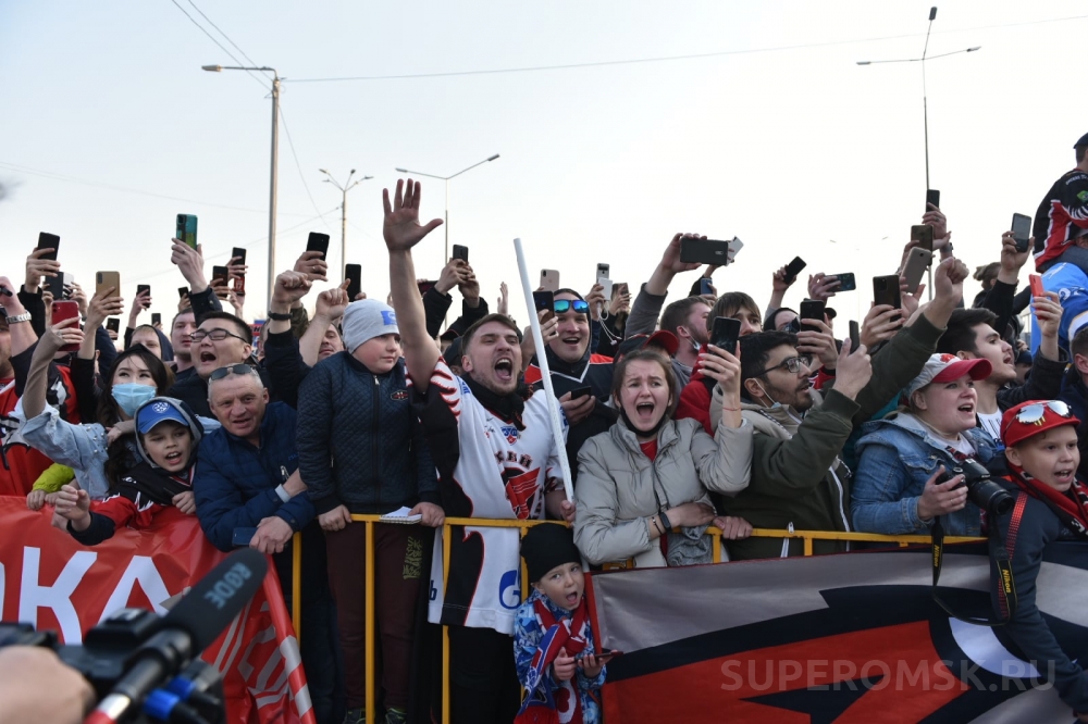 Авангард омск фанаты. Авангард Омск победа. Авангард Омск чемпион. Болельщики Авангарда. Фанаты Авангарда.