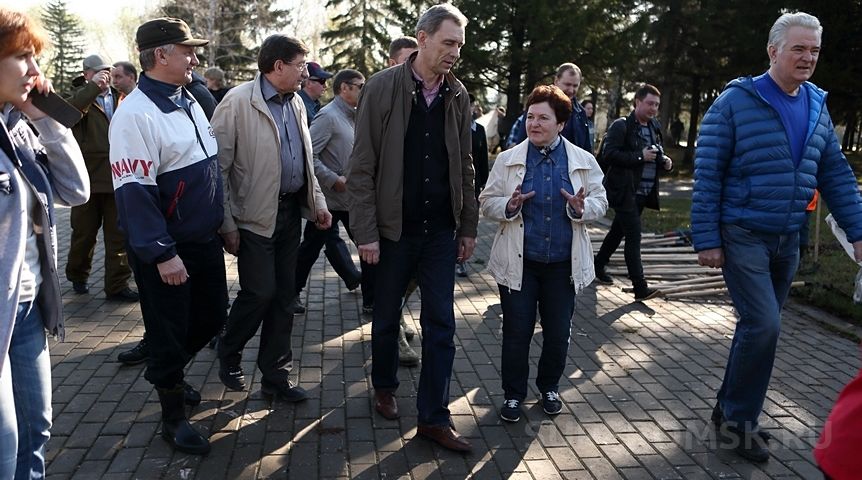 В центре - секретарь омского политсовета ЕР Александр Артёмов