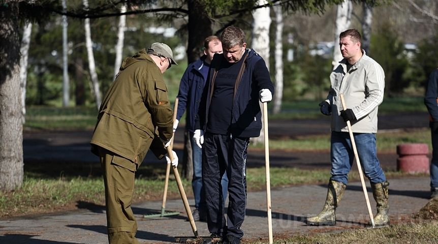 в центре - министр здравоохранения Омской области Андрей Стороженко