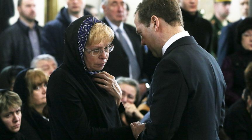 Дмитрий Медведев с вдовой погибшего Мариной Карловой. Фото: пресс-служба правительства/ТАСС