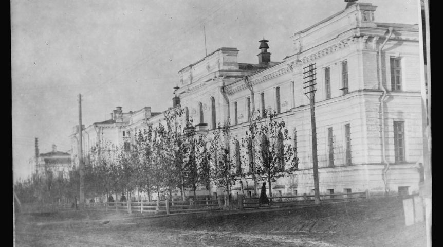 Один из двух американских госпиталей Красного Креста в Омске. Это университетская клиническая больница для медицинских школ, которая работает совместно с Красным Крестом и Университетом. Один из двух американских госпиталей Красного Креста в Омске. Это университетская клиническая больница для медицинских школ, которая работает совместно с Красным Крестом и Университетом.