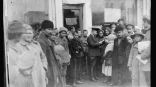 Каждый день появляется толпа нуждающихся в помощи у офиса Американского Красного Креста в Омске. Каждый день появляется толпа нуждающихся в помощи у офиса Американского Красного Креста в Омске.