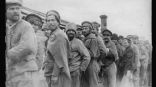 Пленные большевики в лагере в Омске. Они были захвачены войсками Колчака в недавних боях на Уральском фронте. Пленные большевики в лагере в Омске. Они были захвачены войсками Колчака в недавних боях на Уральском фронте.