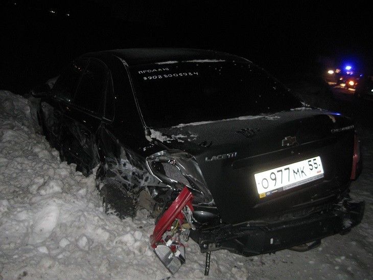 В Омске иномарка врезалась в две машины, пострадали два человека В Омске иномарка врезалась в две машины, пострадали два человека