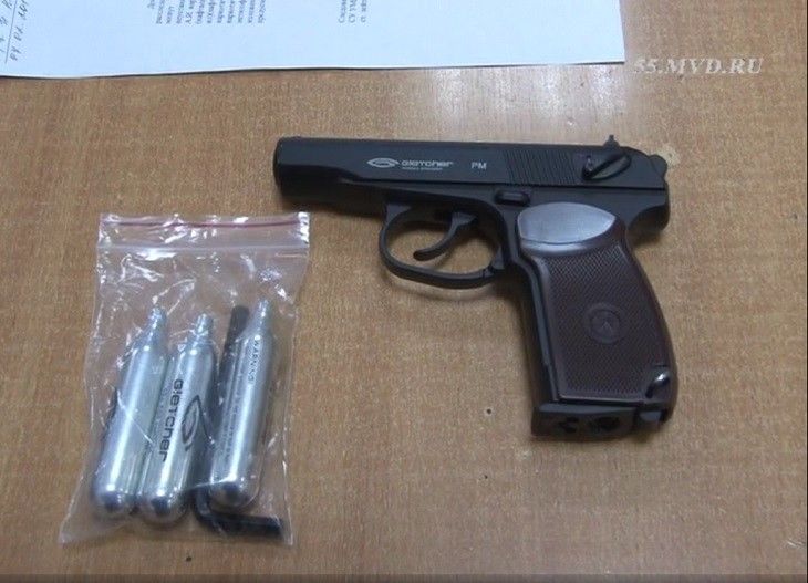 Вооруженный омич предлагал полицейским 5 тысяч рублей Вооруженный омич предлагал полицейским 5 тысяч рублей