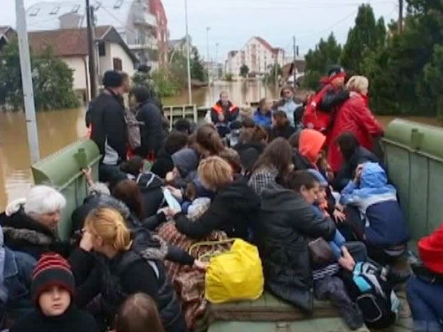 Россия направила в Сербию 2 вертолета МЧС для спасения утопающих Россия направила в Сербию 2 вертолета МЧС для спасения утопающих