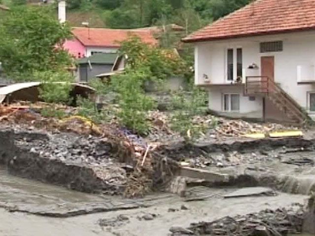 Россия направила в Сербию 2 вертолета МЧС для спасения утопающих Россия направила в Сербию 2 вертолета МЧС для спасения утопающих