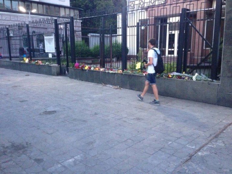 Киевляне принесли цветы к посольству России в Украине