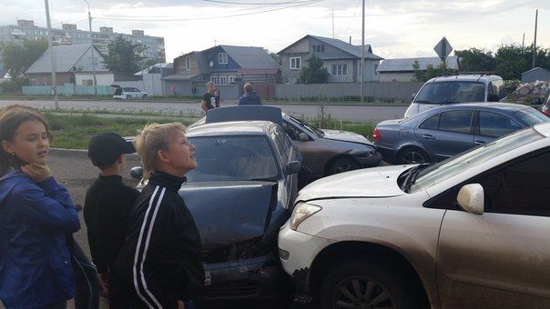 Пьяный водитель в Омске «зацепил» три машины, пытаясь покинуть парковку