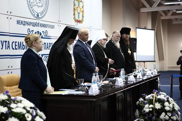 О необходимости уходить от понятия «свободной семьи» и желания «жить для себя» поговорили чиновники и православные на конференции в Омске О необходимости уходить от понятия «свободной семьи» и желания «жить для себя» поговорили чиновники и православные на конференции в Омске