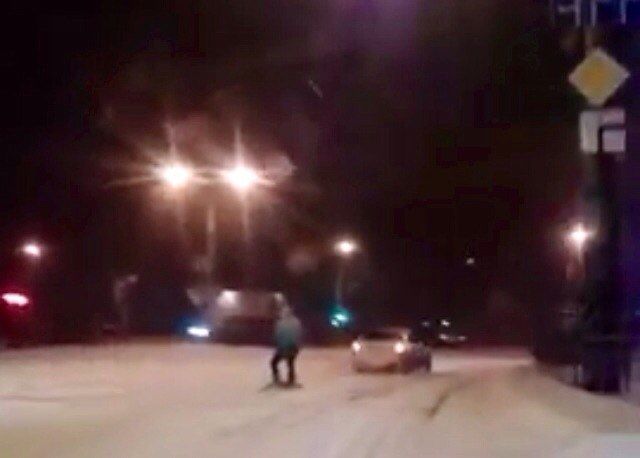 Обзор соцсетей: В Омске сноубордист катался прямо по дороге, драмтеатр предстал после апокалипсиса, а хоккеист Максим Гончаров отрастил бороду Обзор соцсетей: В Омске сноубордист катался прямо по дороге, драмтеатр предстал после апокалипсиса, а хоккеист Максим Гончаров отрастил бороду