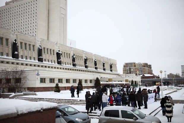 Рядовые сотрудники «Мостовика» вышли на улицы Омска, чтобы сохранить себе работу, а Шишову – свободу Рядовые сотрудники «Мостовика» вышли на улицы Омска, чтобы сохранить себе работу, а Шишову – свободу