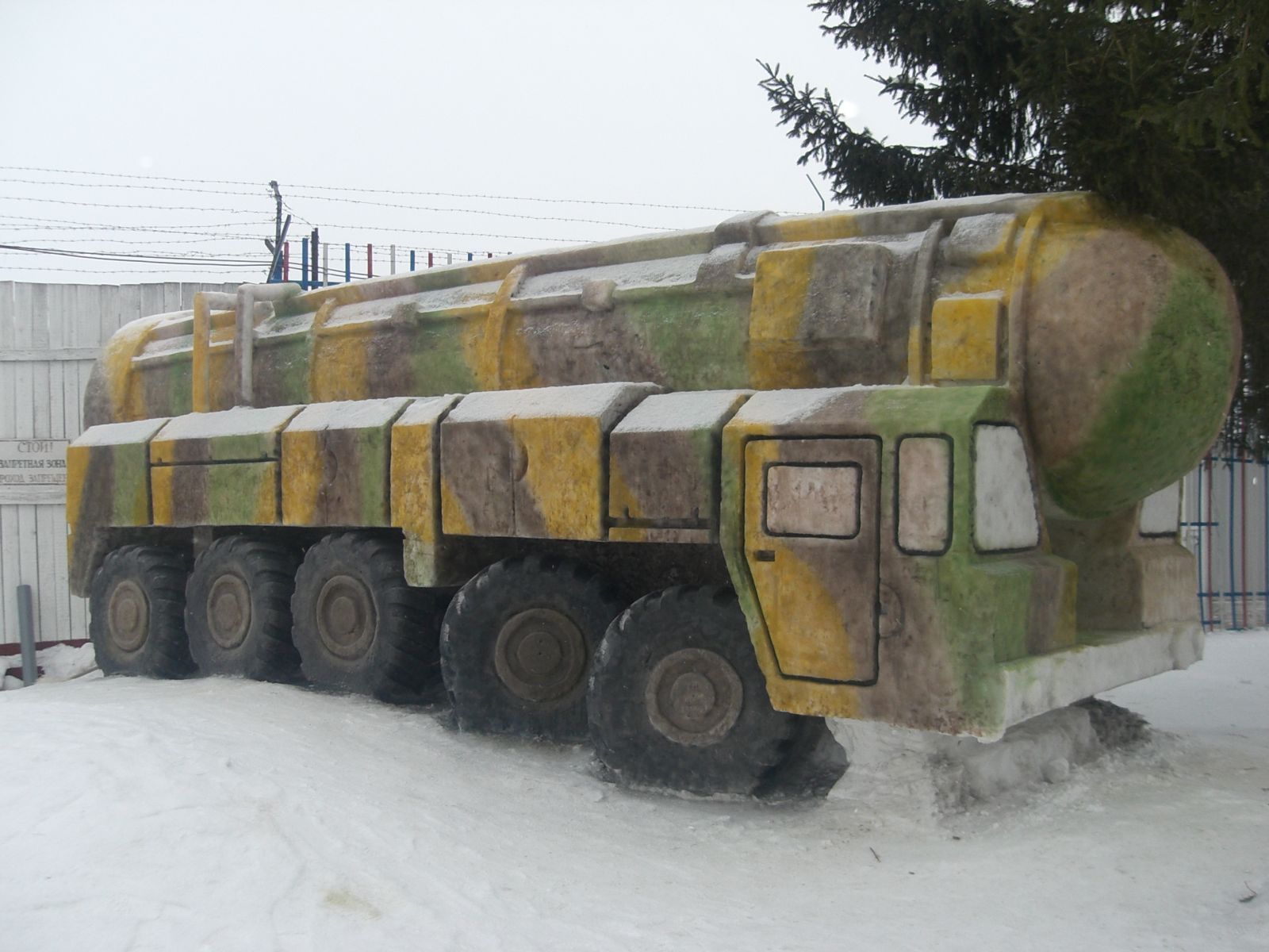 В омской колонии изготовили танк и ракетную установку «Тополь» В омской колонии изготовили танк и ракетную установку «Тополь»
