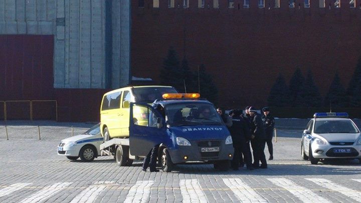 Псих на эвакуаторе заехал на Красную площадь в Москве Псих на эвакуаторе заехал на Красную площадь в Москве