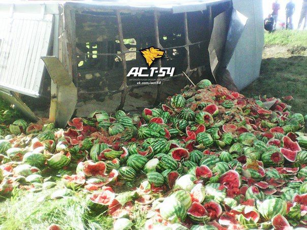 Водитель перевернувшейся фуры с арбузами начал торговать прямо на месте ДТП Водитель перевернувшейся фуры с арбузами начал торговать прямо на месте ДТП
