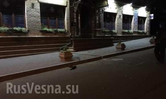 В центре Киева неизвестный обстрелял из гранатомета здание банка (ФОТО, ВИДЕО) В центре Киева неизвестный обстрелял из гранатомета здание банка (ФОТО, ВИДЕО)
