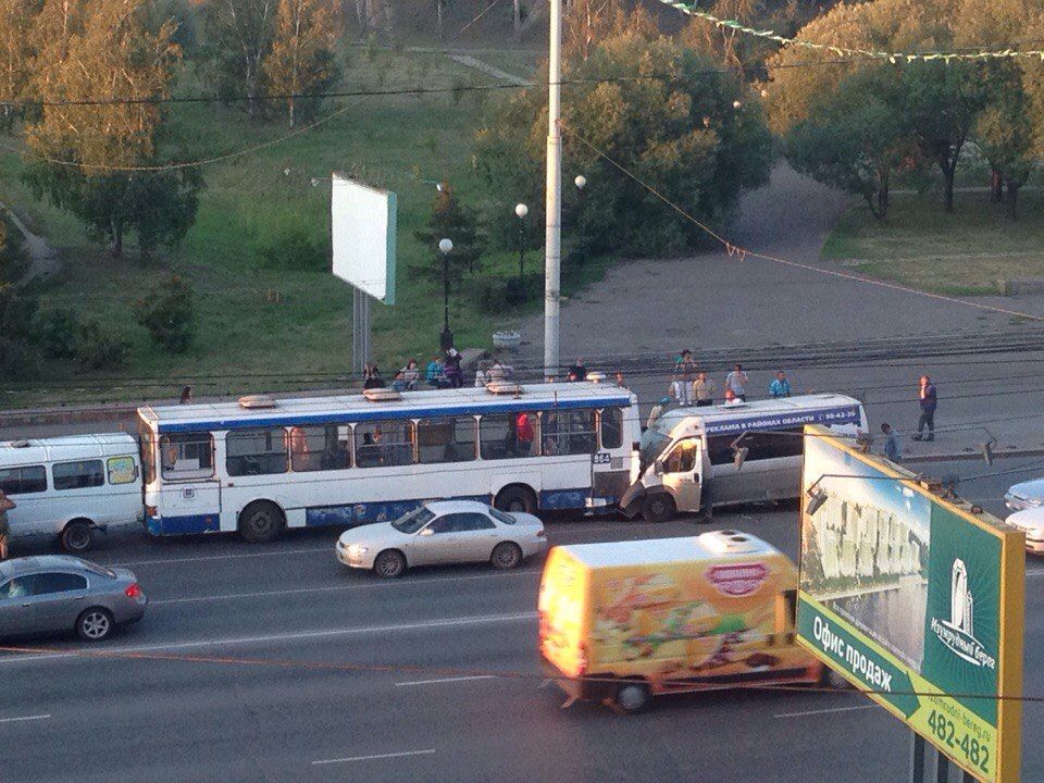 У «Старозагородной рощи» в Омске маршрутка врезалась в автобус У «Старозагородной рощи» в Омске маршрутка врезалась в автобус