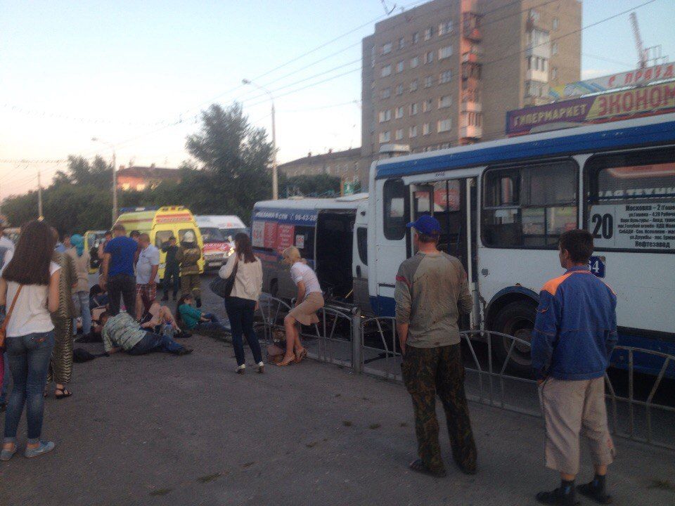У «Старозагородной рощи» в Омске маршрутка врезалась в автобус У «Старозагородной рощи» в Омске маршрутка врезалась в автобус