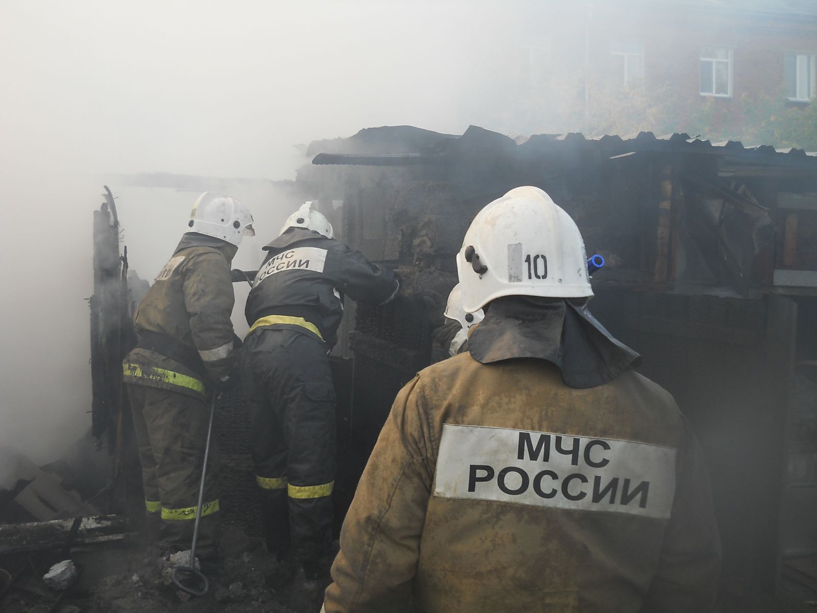 Вспыхнувшие сараи в Омске смогли потушить 18 спасателей Вспыхнувшие сараи в Омске смогли потушить 18 спасателей