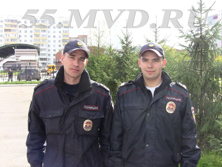 В Омске младший сержант и прапорщик уговорили парня не прыгать с моста
