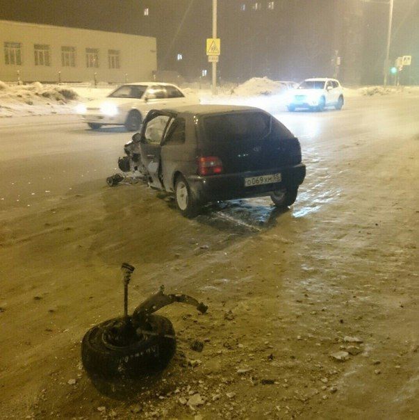 Тройное ДТП на 24-й Северной: оторванные колеса и смятые двери Тройное ДТП на 24-й Северной: оторванные колеса и смятые двери