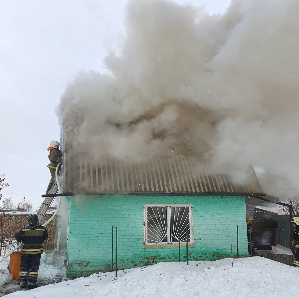 В Омске почти сорок пожарных тушат вспыхнувший дом — СуперОмск