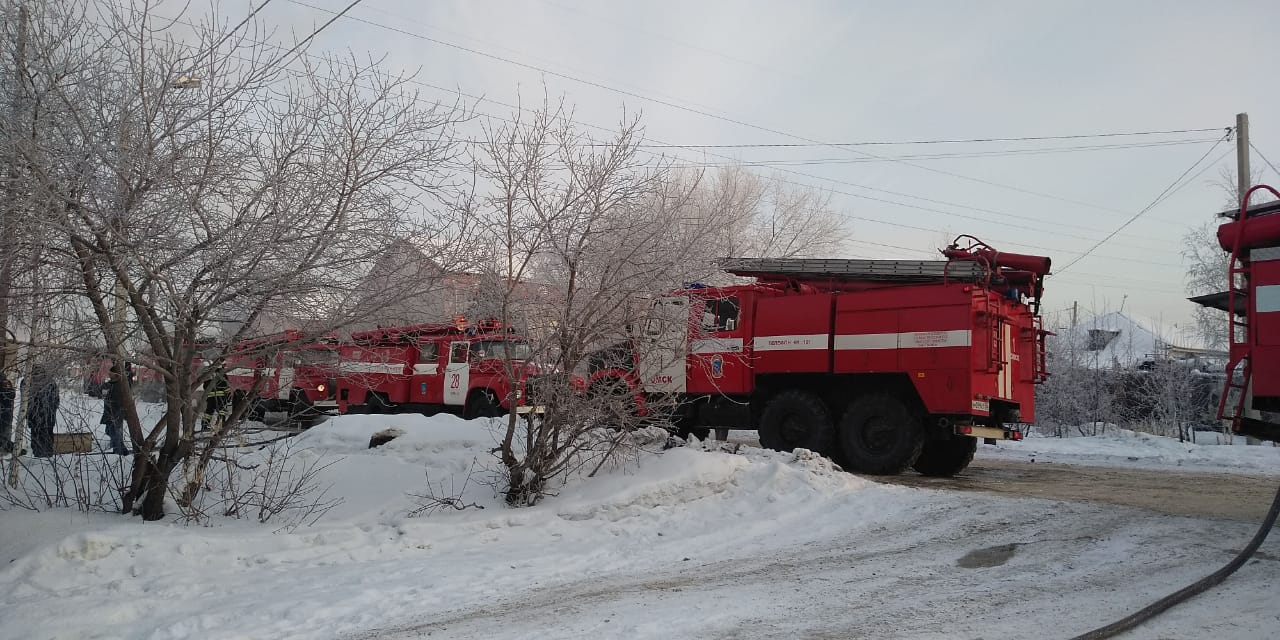 В Омске более 30 спасателей тушат полыхающий частный дом на Осоавиахимовской