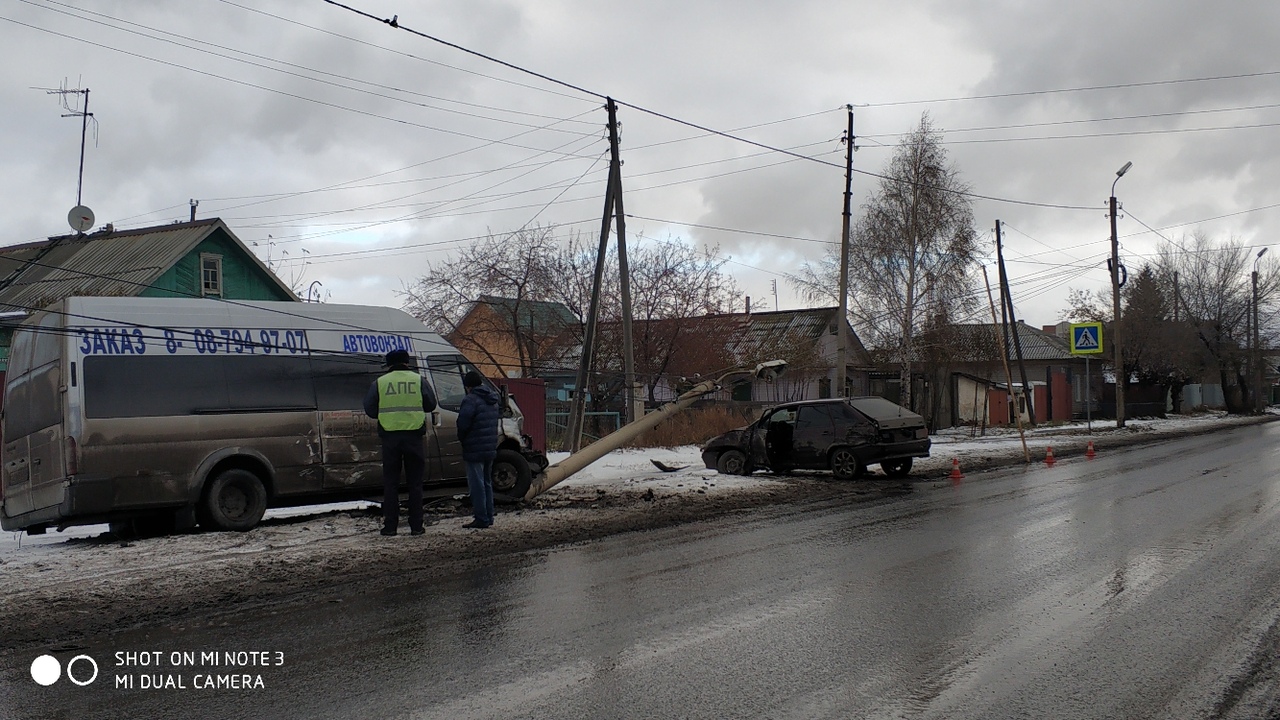 В Омске маршрутка свалила столб на легковушку — СуперОмск