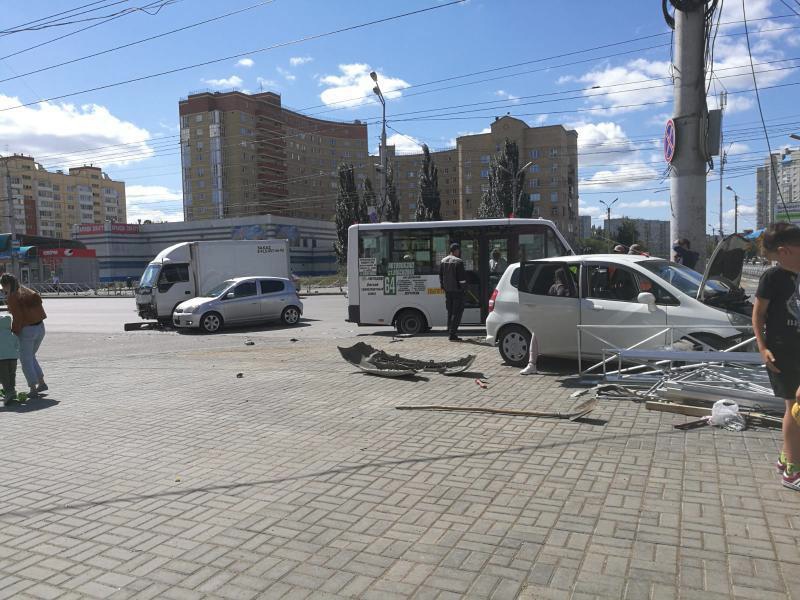 На Левобережье легковушка снесла новый забор На Левобережье легковушка снесла новый забор