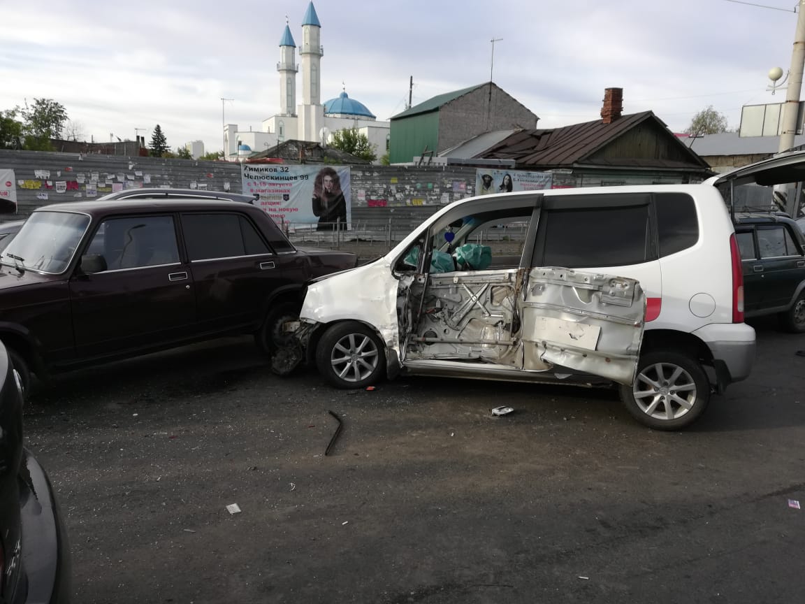 В Омске пьяный водитель влетел в пять машин, стоящих на светофоре В Омске пьяный водитель влетел в пять машин, стоящих на светофоре
