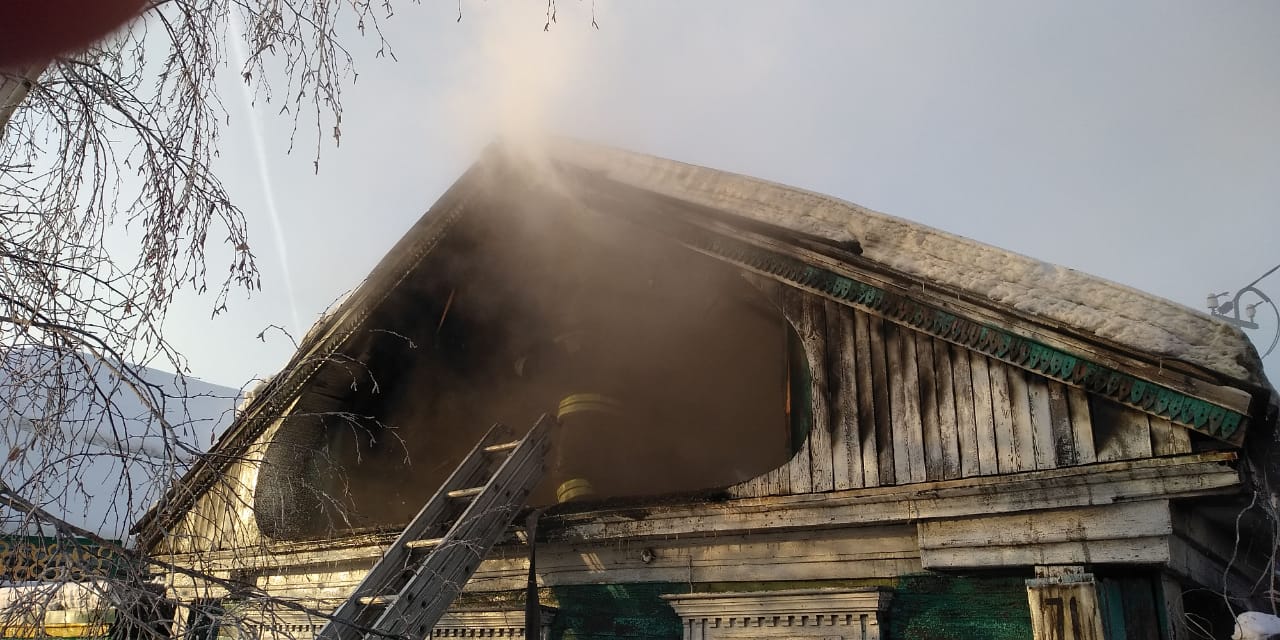В Омске более 30 спасателей тушат полыхающий частный дом на Осоавиахимовской