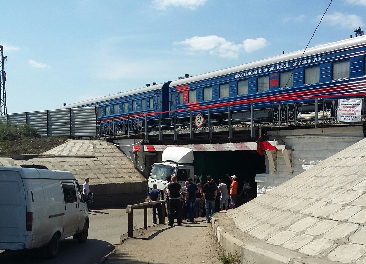В Омске в тоннеле на Привокзалку снова застряла фура В Омске в тоннеле на Привокзалку снова застряла фура