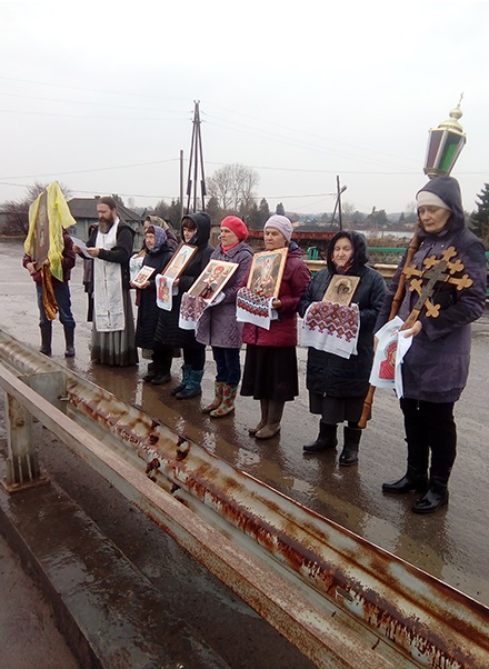 Жители села под Омском совершили крестный ход на лодках против нашествия грызунов Жители села под Омском совершили крестный ход на лодках против нашествия грызунов