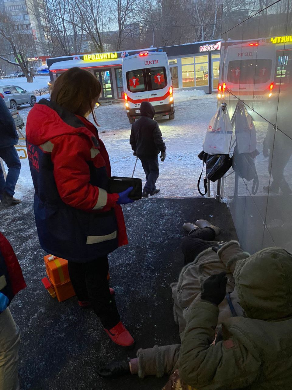 Омич по пути на работу наткнулся на лежащую посреди улицы женщину Омич по пути на работу наткнулся на лежащую посреди улицы женщину