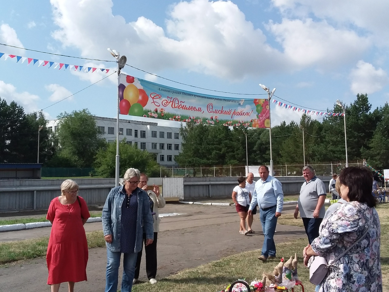 Долматов в сопровождении звезды фильма «Любовь и голуби» поздравил с  юбилеем жителей Омского района — СуперОмск