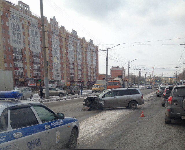 В Омске «Ладу» едва не разнесло в клочья от столкновения на Космическом проспекте В Омске «Ладу» едва не разнесло в клочья от столкновения на Космическом проспекте
