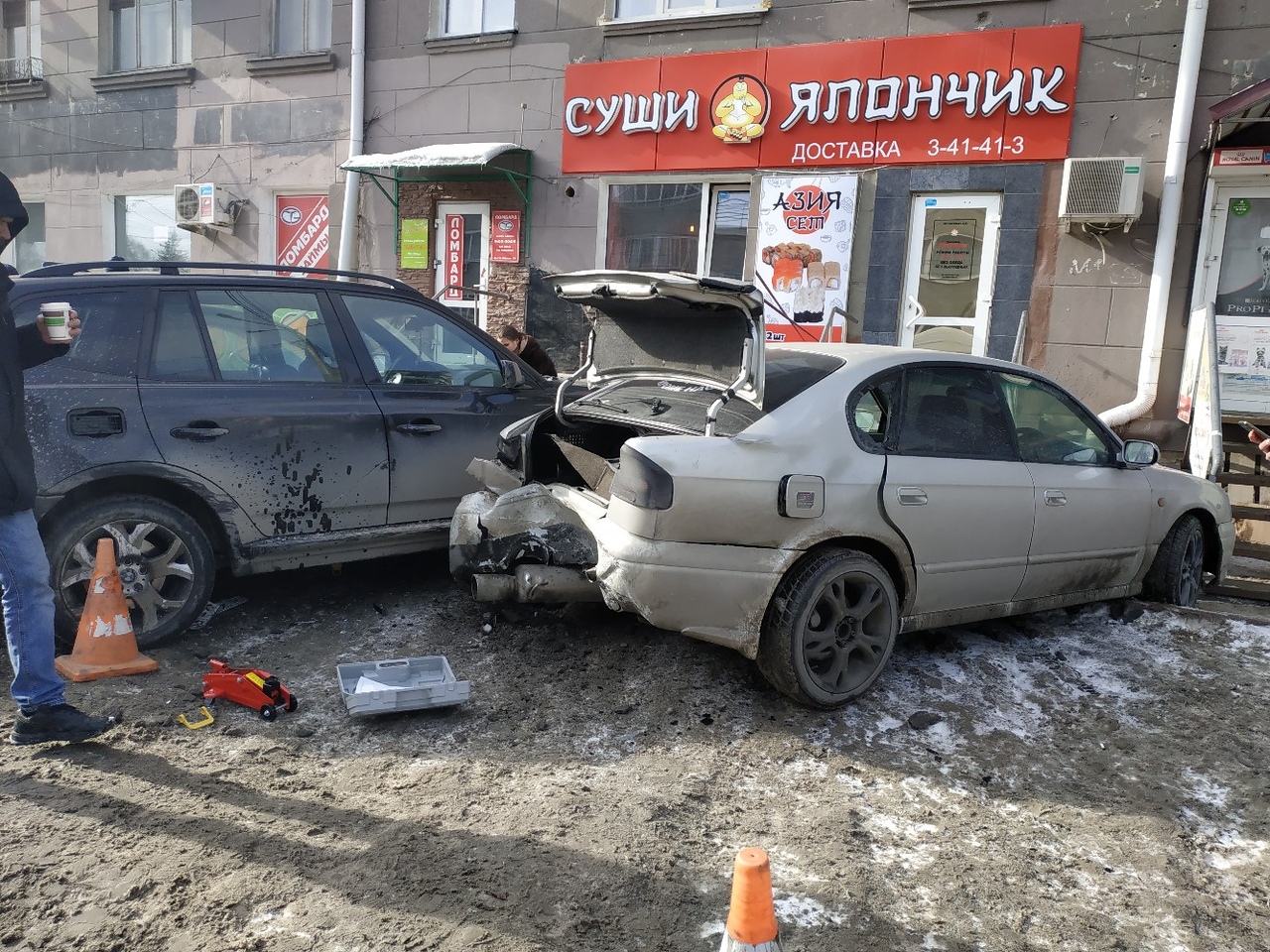 Водитель «Мицубиси» во время дрифта в центре Омска протаранил 4 автомобиля  на парковке — СуперОмск