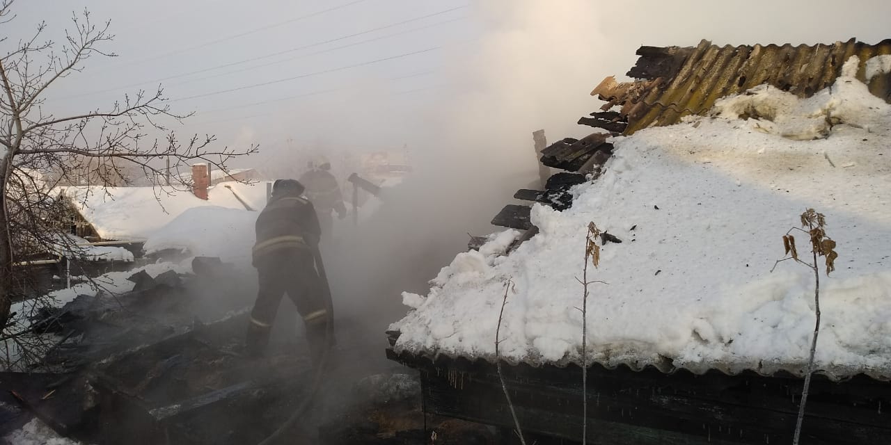 В Омске более 30 спасателей тушат полыхающий частный дом на Осоавиахимовской