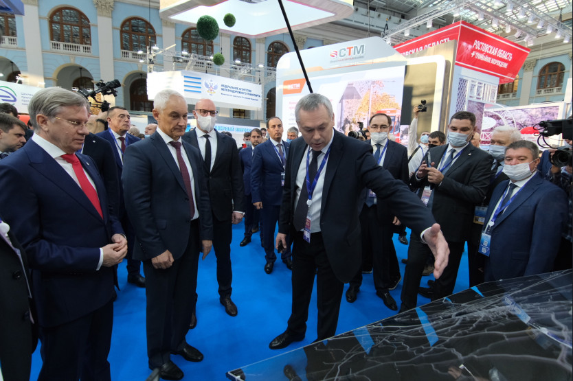Губернатор Андрей Травников представил развитие транспортного каркаса Новосибирской агломерации на «Транспортной неделе» в Москве