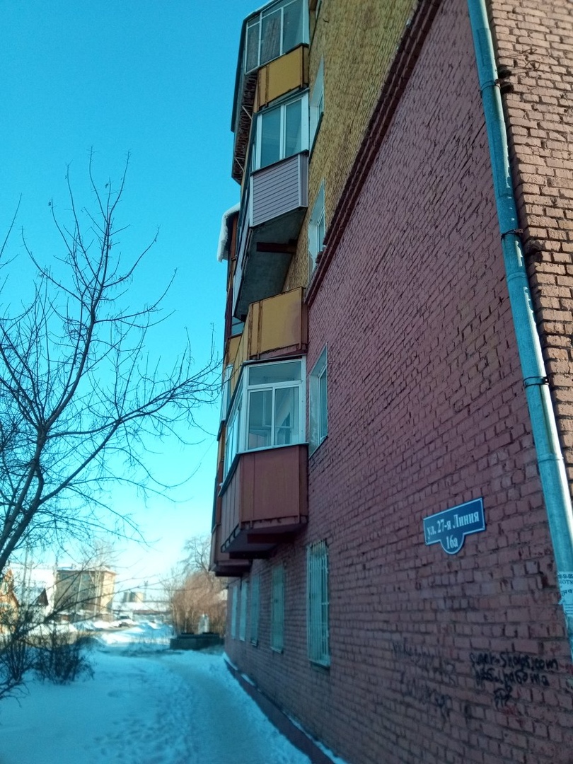 Омичей предупредили об опасном доме со льдом Омичей предупредили об опасном доме со льдом