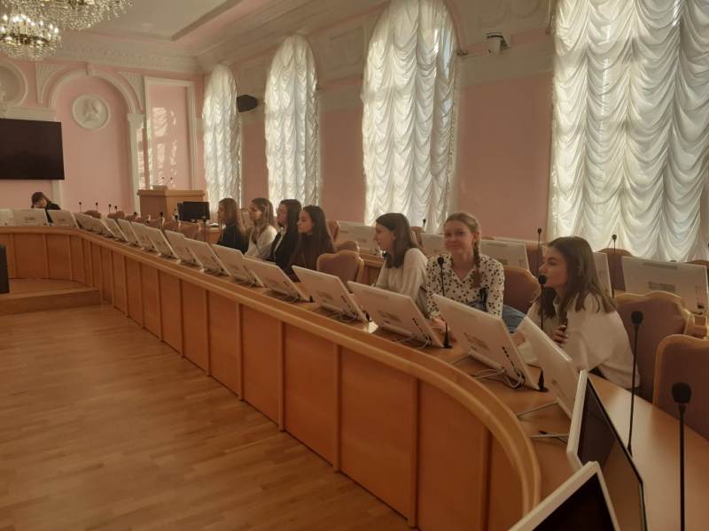 Инна Гомолко организовала для школьников экскурсию в Омский городской Совет Инна Гомолко организовала для школьников экскурсию в Омский городской Совет