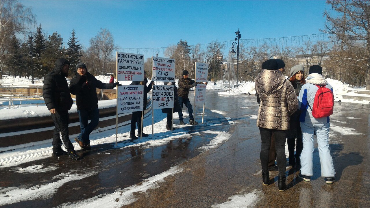 Сегодня родители провели пикет напротив здания мэрии