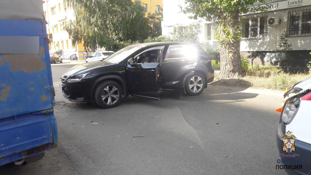 В центре Омска произошла массовая авария с пешеходом и дорогими иномарками В центре Омска произошла массовая авария с пешеходом и дорогими иномарками