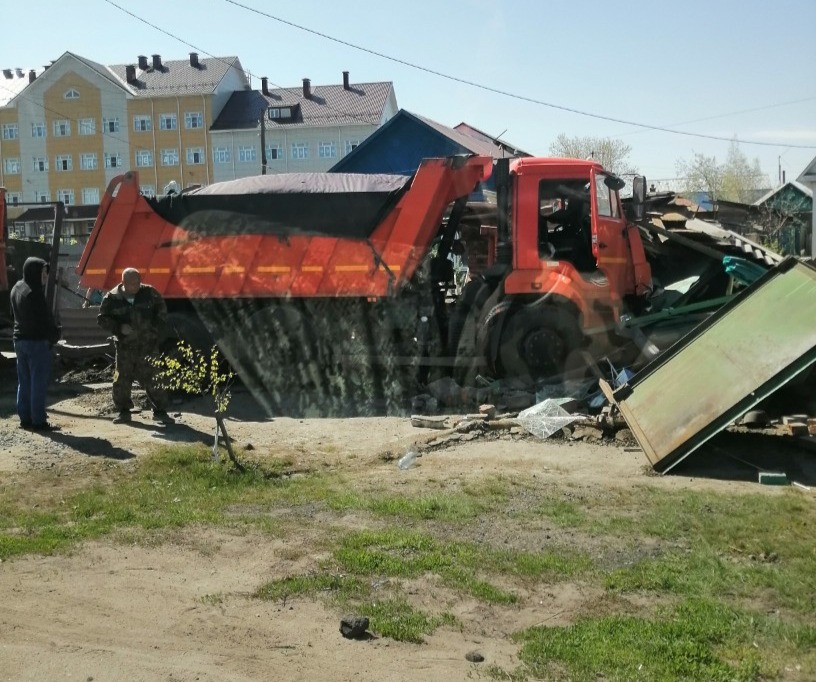 В Омске КамАЗ вылетел с дороги у школы Старом Кировске В Омске КамАЗ вылетел с дороги у школы Старом Кировске