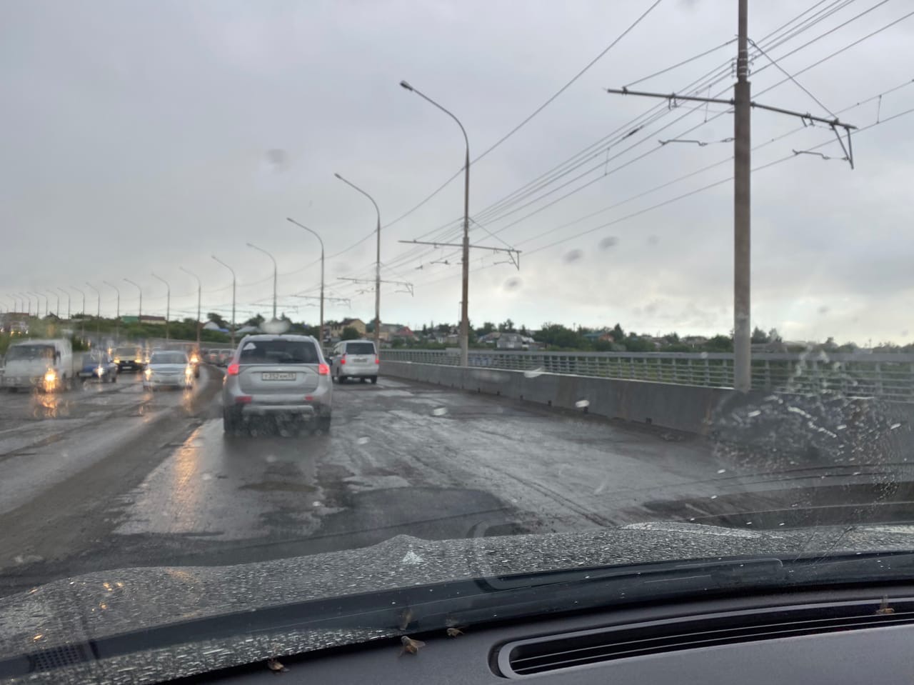 В Омске залатали разрывающие колеса штыри на Горбатом мосту | 23.06.2020 |  Омск - БезФормата