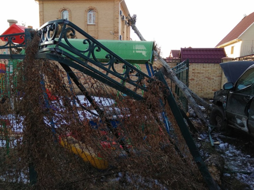 В элитном поселке города омич на иномарке разрушил забор детской площадки В элитном поселке города омич на иномарке разрушил забор детской площадки