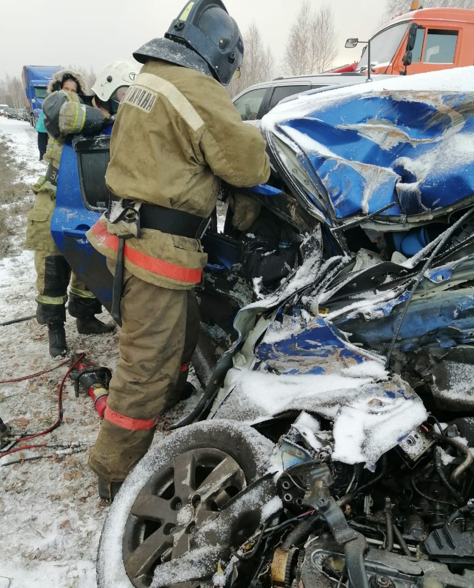 Появились фотографии раздавленной в массовой аварии в Омске машины, где  застрял мужчина — СуперОмск