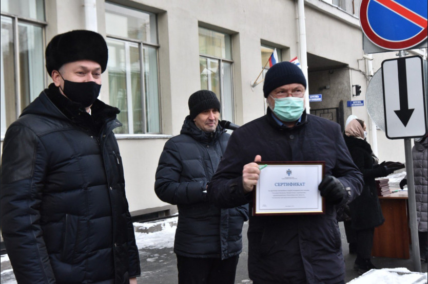 Губернатор Новосибирской области вручил медикам ключи от автомобилей скорой помощи